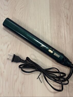 Wicked x Conair Elphaba Green Hair Straightener - Metallic Dark Green